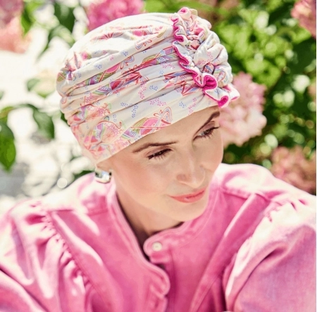 Bonnet chimio avec fleur plissée sur le côté