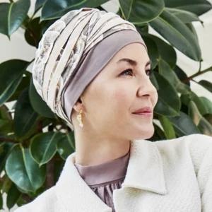 Le bonnet hindi bambou est un bonnet chimio conçu pour protéger le cuir chevelu plus sensibles des femmes en traitement de chimiothérapie