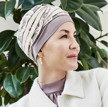 Le bonnet hindi bambou est un bonnet chimio conçu pour protéger le cuir chevelu plus sensibles des femmes en traitement de chimiothérapie